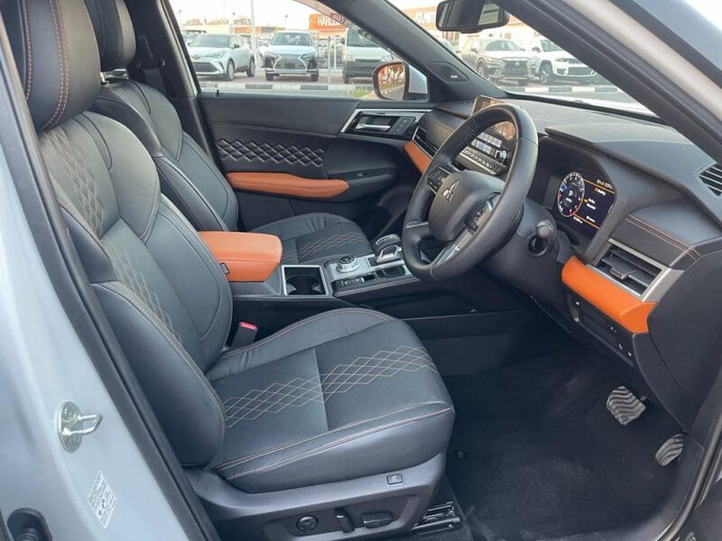 2022 Mitsubishi Outlander Exceed 2.5 Litre 4-cylinder Petrol Engine White Black SUV