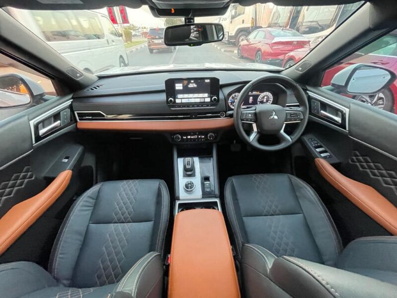 2022 Mitsubishi Outlander Exceed 2.5 Litre 4-cylinder Petrol Engine White Black SUV