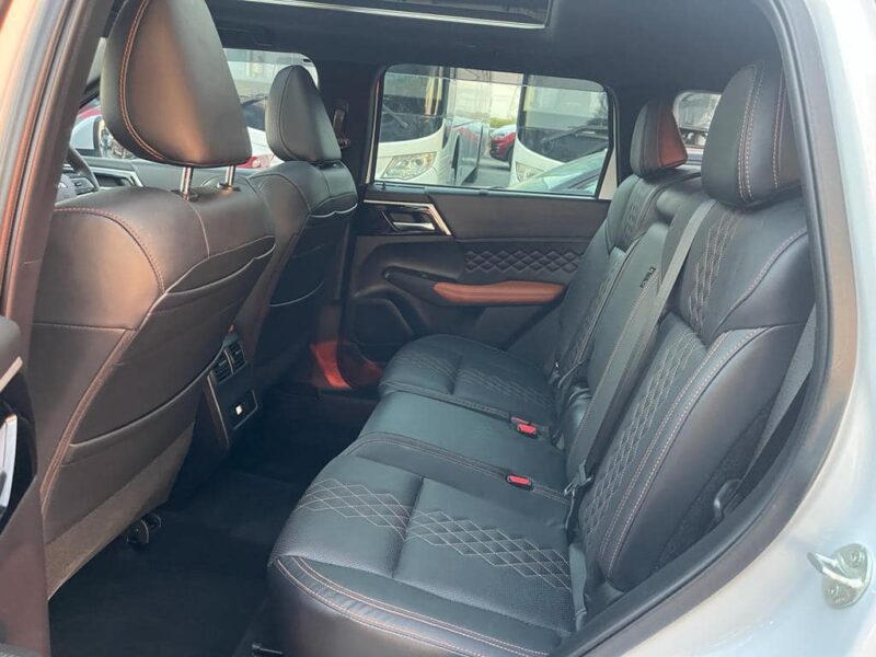 2022 Mitsubishi Outlander Exceed 2.5 Litre 4-cylinder Petrol Engine White Black SUV