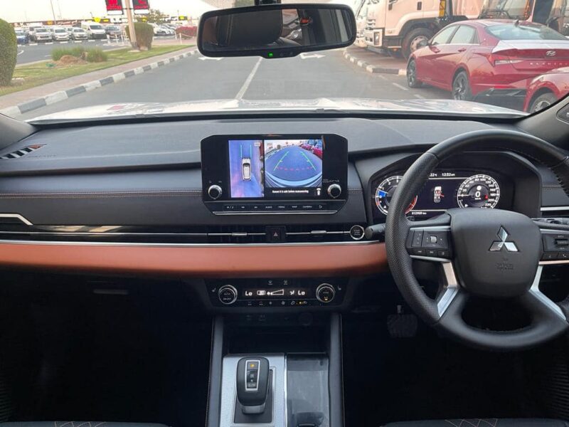 2022 Mitsubishi Outlander Exceed 2.5 Litre 4-cylinder Petrol Engine White Black SUV