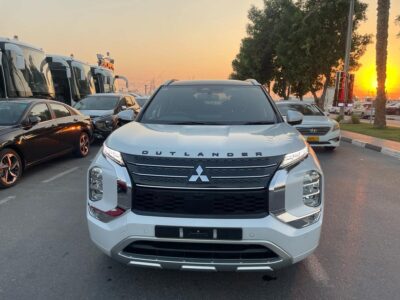 2022 Mitsubishi Outlander Exceed 2.5 Litre 4-cylinder Petrol Engine White Black SUV