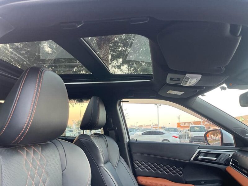 2022 Mitsubishi Outlander Exceed 2.5 Litre 4-cylinder Petrol Engine White Black SUV