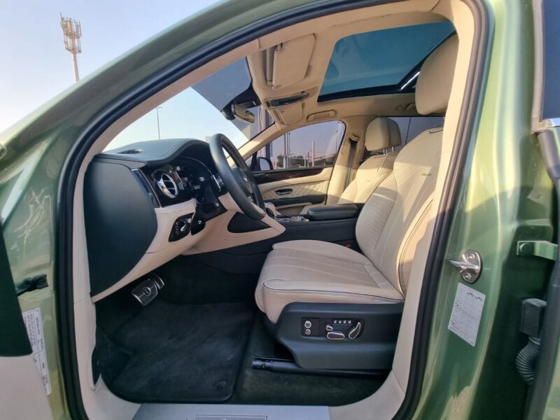 2023 Bentley Bentayga 4.0 litres V8 Twin Turbo Special Order Green Beige Luxury SUV