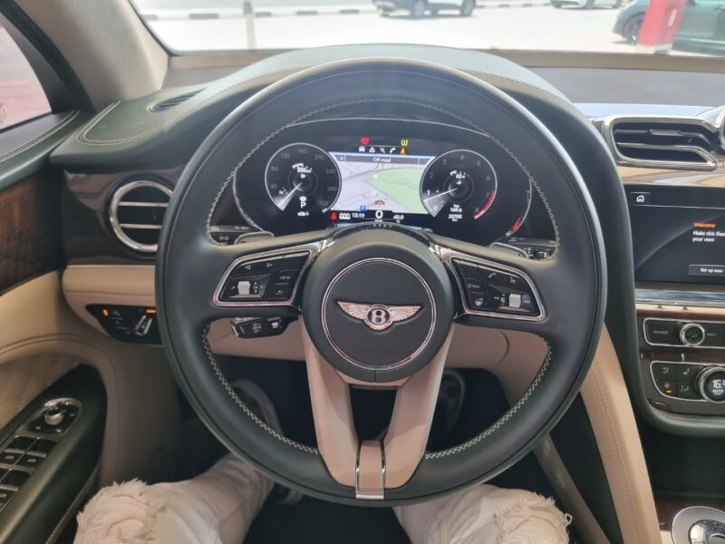 2023 Bentley Bentayga 4.0 litres V8 Twin Turbo Special Order Green Beige Luxury SUV