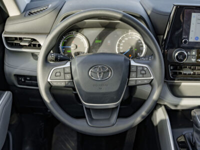 2025 Toyota Highlander LE 2.5L Inline-4 Hybrid Engine White Black SUV Automatic