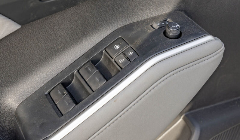 2025 Toyota Highlander LE 2.5L Inline-4 Hybrid Engine White Black SUV Automatic