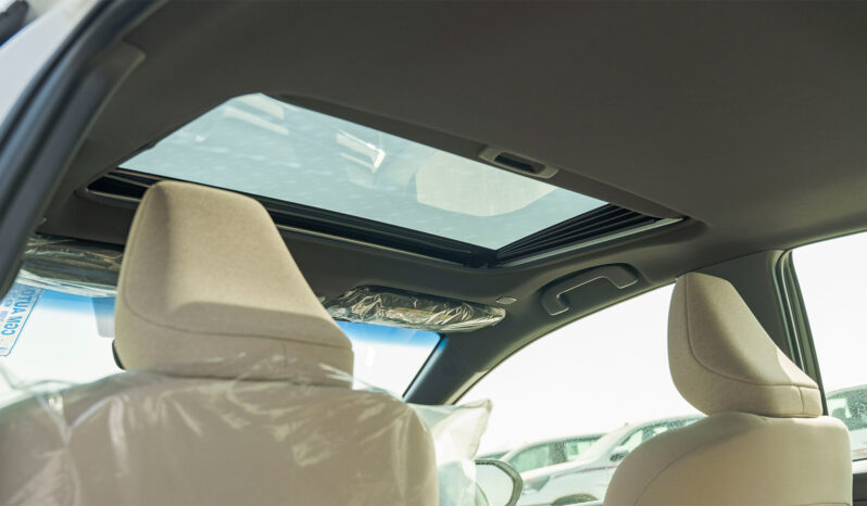 2025 Toyota Camry LE Facelift .5L Inline-4 DOHC 16-Valve with Dual VVT- White Beige Sedan