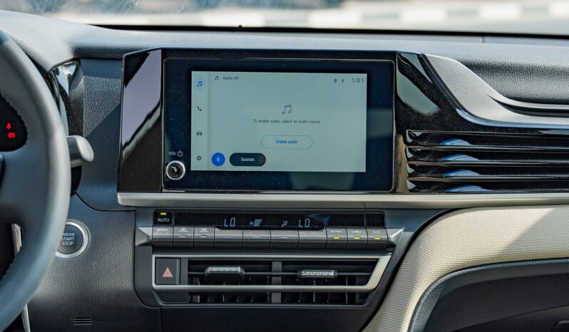 2025 Toyota Camry LE Facelift .5L Inline-4 DOHC 16-Valve with Dual VVT- White Beige Sedan