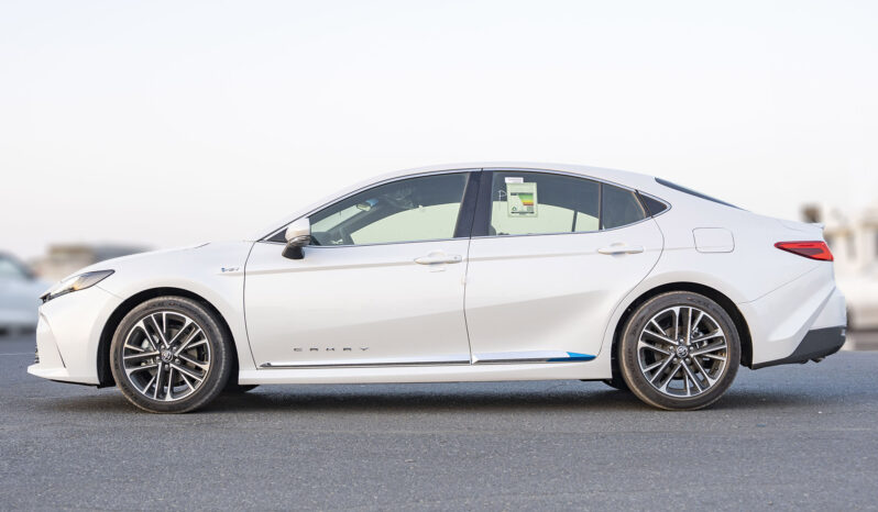 2025 Toyota Camry LE 2.5L Inline-4 Hybrid with Atkinson Cycle White Grey Sedan FWD