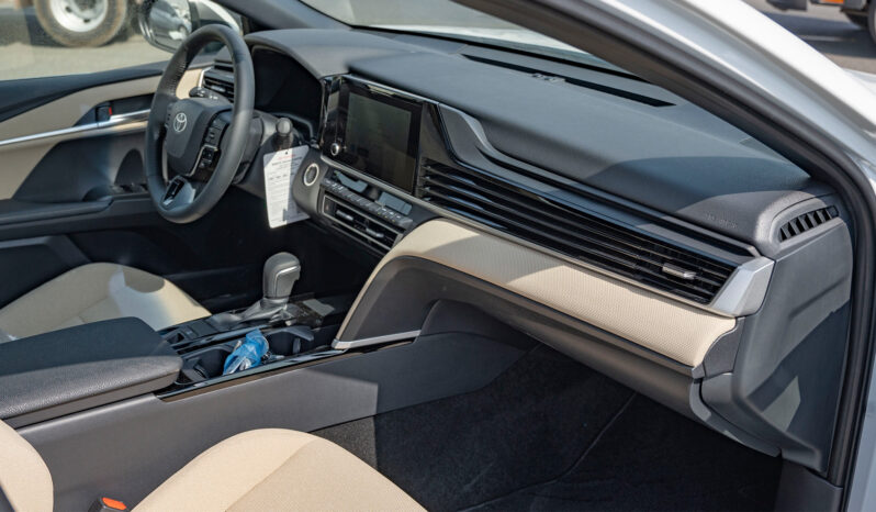2025 Toyota Camry LE Facelift .5L Inline-4 DOHC 16-Valve with Dual VVT- White Beige Sedan