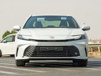 2025 Toyota Camry LE Facelift .5L Inline-4 DOHC 16-Valve with Dual VVT- White Beige Sedan