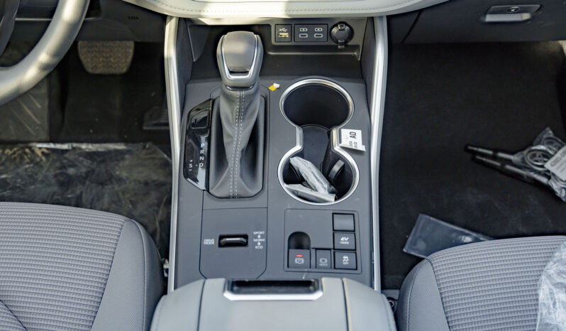 2025 Toyota Highlander LE 2.5L Inline-4 Hybrid Engine White Black SUV Automatic