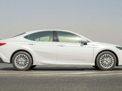 2025 Toyota Camry LE Facelift .5L Inline-4 DOHC 16-Valve with Dual VVT- White Beige Sedan