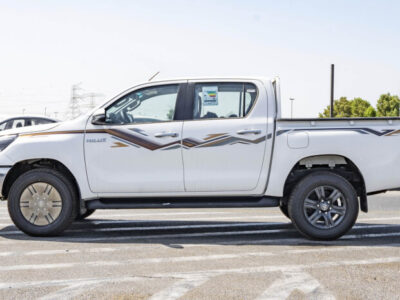 2025 Toyota Hilux 2.7L 4-cylinder, DOHC, 16-valve with VVT-i White Red Pickup Truck