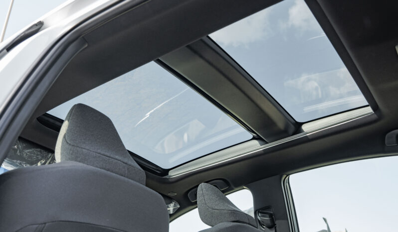 2025 Toyota Camry LE 2.5L Inline-4 Hybrid with Atkinson Cycle White Grey Sedan FWD