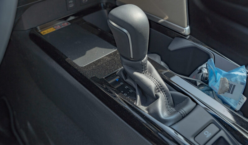 2025 Toyota Camry LE Facelift .5L Inline-4 DOHC 16-Valve with Dual VVT- White Beige Sedan