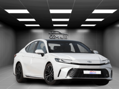 2025 Toyota Camry LE 2.5L Inline-4 Hybrid with Atkinson Cycle White Grey Sedan FWD