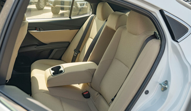2025 Toyota Camry LE Facelift .5L Inline-4 DOHC 16-Valve with Dual VVT- White Beige Sedan