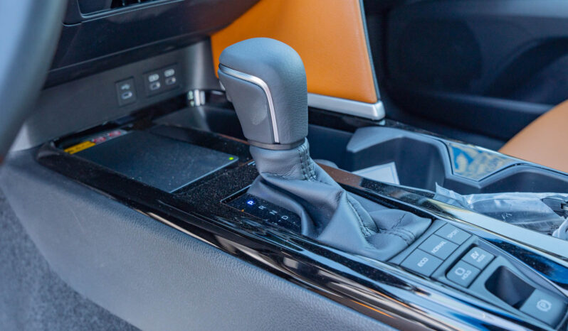 2025 Toyota Camry Lumiere 2.5L Hybrid Inline-4 Engine Silver Tan Sedan Full Option