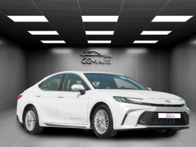 2025 Toyota Camry LE Facelift .5L Inline-4 DOHC 16-Valve with Dual VVT- White Beige Sedan