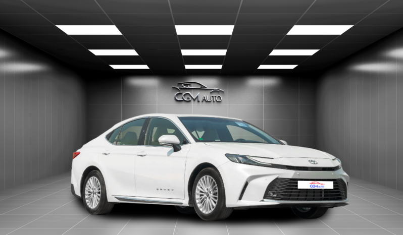 2025 Toyota Camry LE Facelift .5L Inline-4 DOHC 16-Valve with Dual VVT- White Beige Sedan
