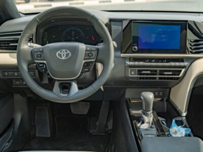 2025 Toyota Camry LE Facelift .5L Inline-4 DOHC 16-Valve with Dual VVT- White Beige Sedan