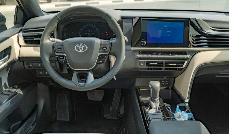 2025 Toyota Camry LE Facelift .5L Inline-4 DOHC 16-Valve with Dual VVT- White Beige Sedan