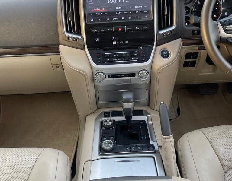 2018 Toyota Land Cruiser VX 200 Series 4.5L V8 Twin Turbo Diesel Engine Black Beige SUV