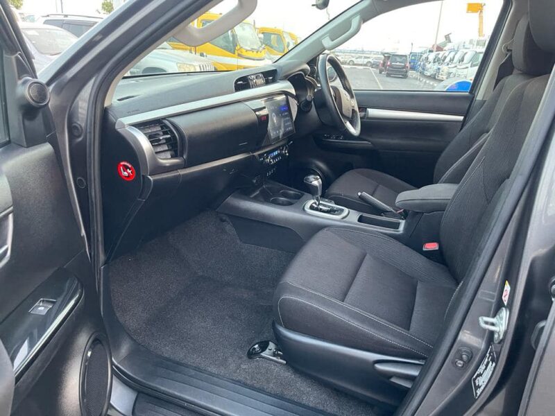 2016 Toyota Hilux SR5 Dual Cab 2.8-litre 4-cylinder Turbo Diesel Grey Black Pickup