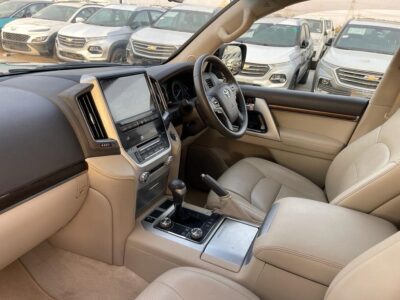 2018 Toyota Land Cruiser VX 200 Series 4.5L V8 Twin Turbo Diesel Engine Black Beige SUV