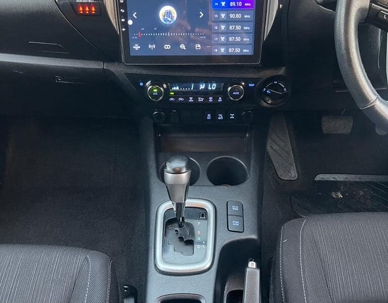 2016 Toyota Hilux SR5 Dual Cab 2.8-litre 4-cylinder Turbo Diesel Grey Black Pickup