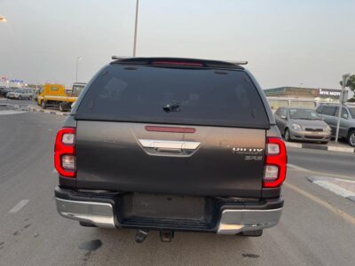 2016 Toyota Hilux SR5 Dual Cab 2.8-litre 4-cylinder Turbo Diesel Grey Black Pickup