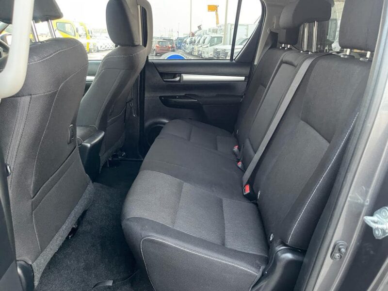 2016 Toyota Hilux SR5 Dual Cab 2.8-litre 4-cylinder Turbo Diesel Grey Black Pickup