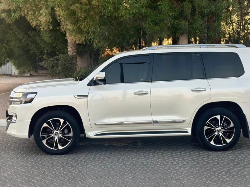 2021 Toyota Land Cruiser GXR 4.6 Liters V8 Petrol Engine White Beige SUV Automatic