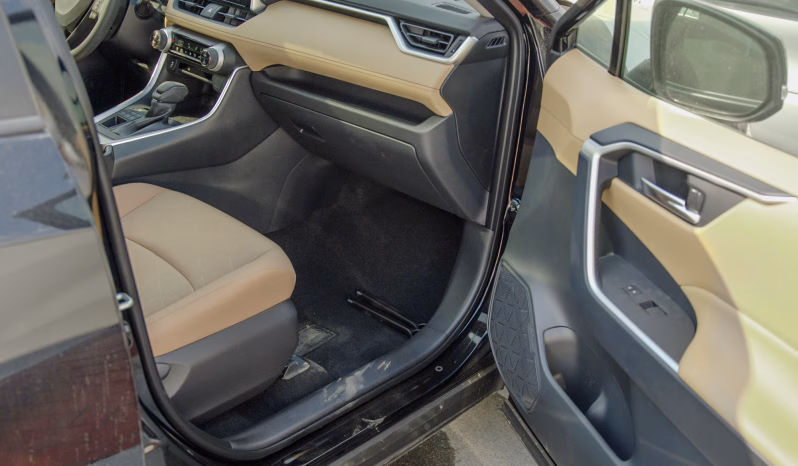 2025 Toyota RAV 4 XLE 2.0L 4-Cylinder In-Line Naturally Aspirated Black Tan SUV