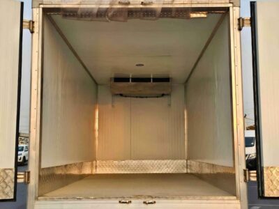 2022 Mitsubishi Fuso Canter FREEZER BOX 4.2L 6 Cylinders DIESEL MT White Black Truck