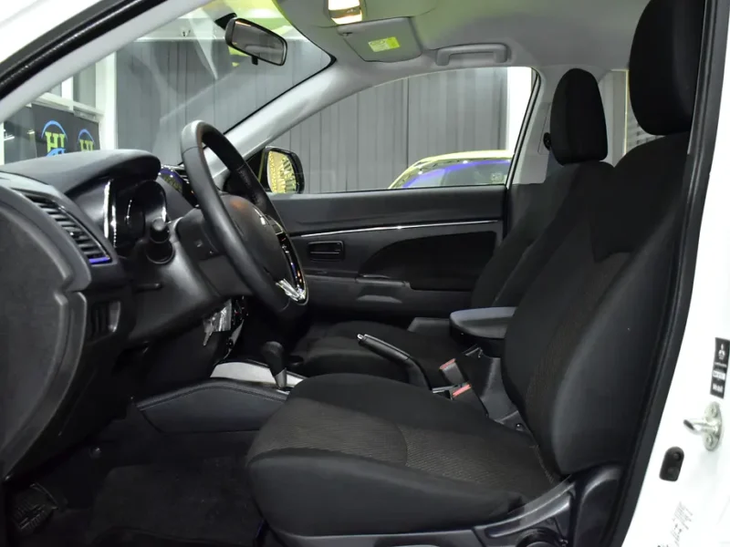 2024 Mitsubishi ASX GLX 4 Cylinder Petrol Engine White Black Crossover GCC Specs