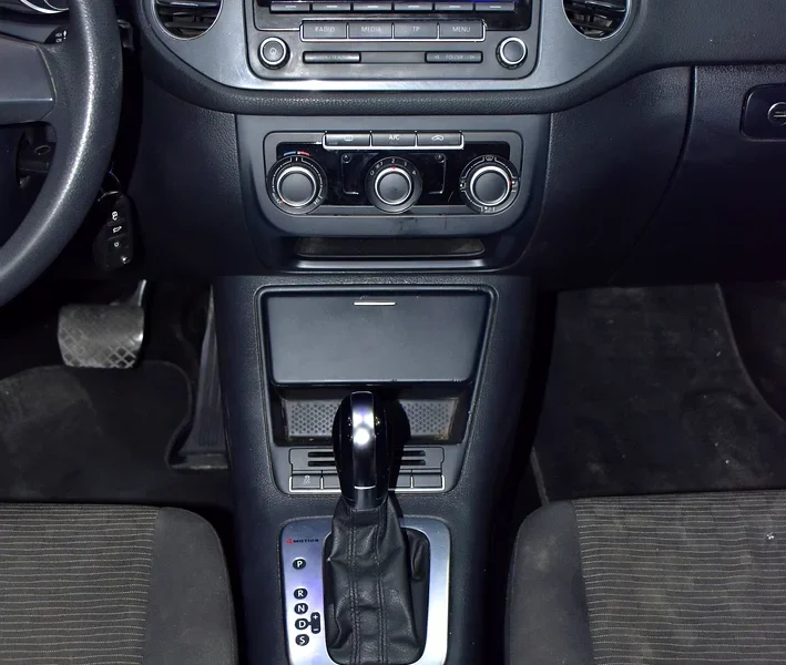 2015 Volkswagen Tiguan SE 4 Cylinder Petrol Engine Brown Black Crossover GCC Specs