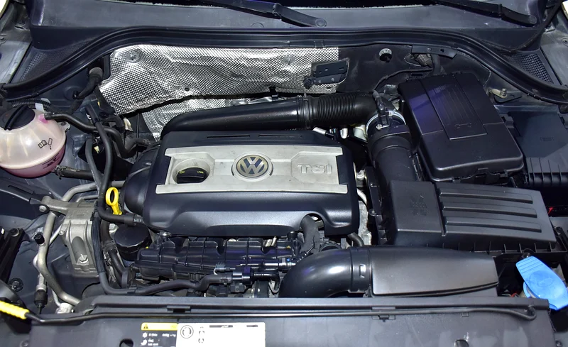 2015 Volkswagen Tiguan SE 4 Cylinder Petrol Engine Brown Black Crossover GCC Specs