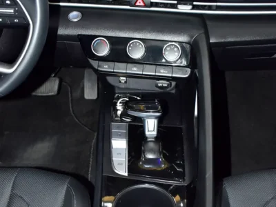 2024 Hyundai Elantra Comfort 4 Cylinder Petrol Engine White Black Sedan Chinese Specs