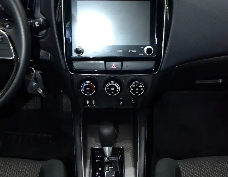 2024 Mitsubishi ASX GLX 4 Cylinder Petrol Engine White Black Crossover GCC Specs