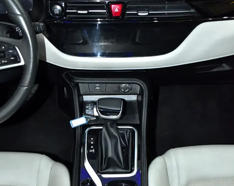 2023 JAC JS4 TURBO 4 Cylinder petrol Engine Blue Beige Crossover GCC Specs