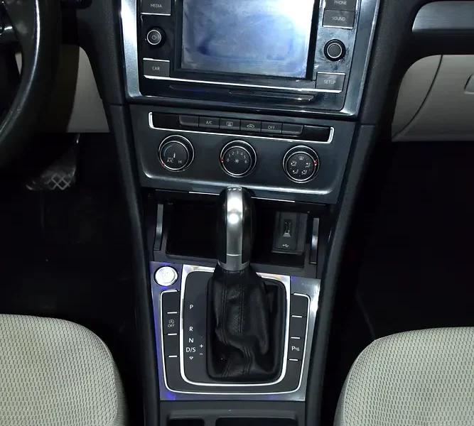 2018 Volkswagen Golf SE 3 Cylinder petrol Engine Grey Beige Hatchback GCC Specs