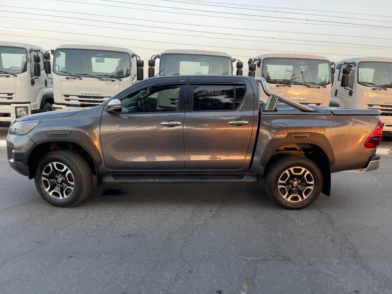 2021 Toyota Hilux SR5 Dual Cab 2.8 Litres 4 Cylinder Turbo Diesel Engine Grey Black Pickup