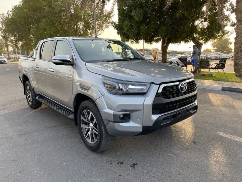 2017 Toyota Hilux SR5 Dual Cab 2.8 Inline 4-cylinder Turbo Diesel Silver Black Pickup Truck