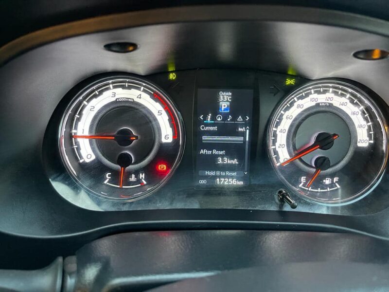 2018 Toyota Hilux Rugged X 2.8L 4-cylinder Turbo Diesel Engine Grey Black Pickup Truck