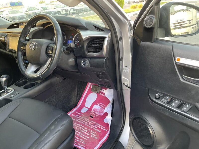 2017 Toyota Hilux SR5 Dual Cab 2.8 Inline 4-cylinder Turbo Diesel Silver Black Pickup Truck