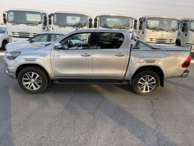 2017 Toyota Hilux SR5 Dual Cab 2.8 Inline 4-cylinder Turbo Diesel Silver Black Pickup Truck