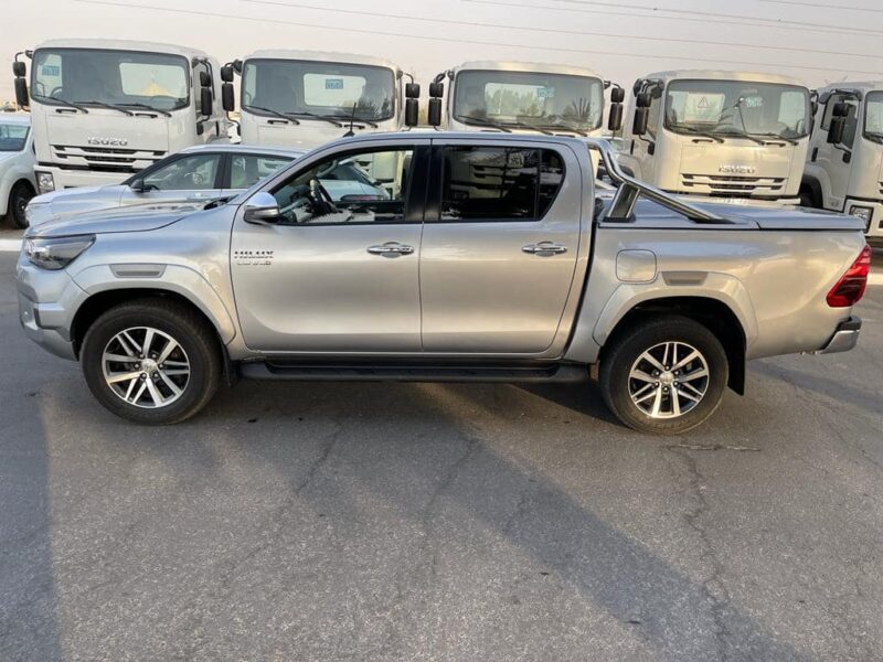 2017 Toyota Hilux SR5 Dual Cab 2.8 Inline 4-cylinder Turbo Diesel Silver Black Pickup Truck