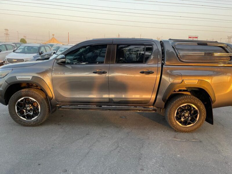 2018 Toyota Hilux Rugged X 2.8L 4-cylinder Turbo Diesel Engine Grey Black Pickup Truck
